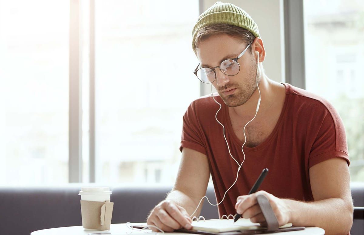 Jovem estudando com fones de ouvido